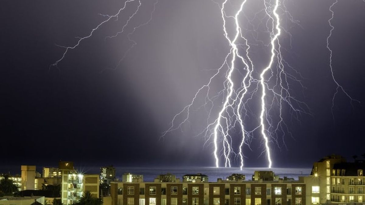 Se avecinan tormentas eléctricas: lo que se debe y no se debe hacer cuanto pilla en casa