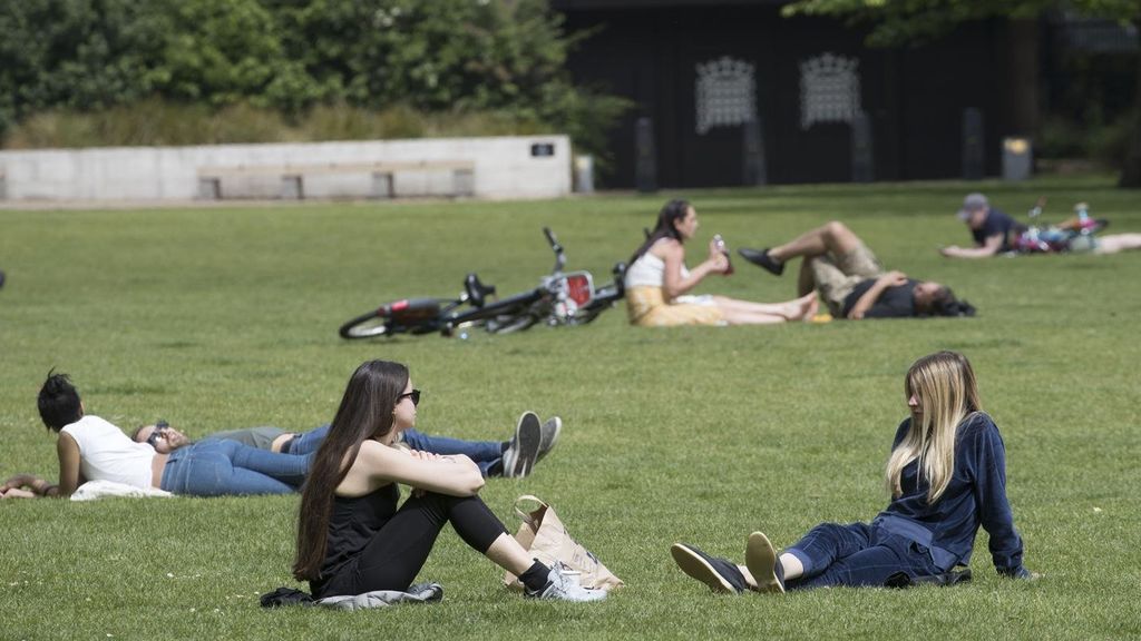 Gente disfrutando del buen tiempo en un parque de Londres