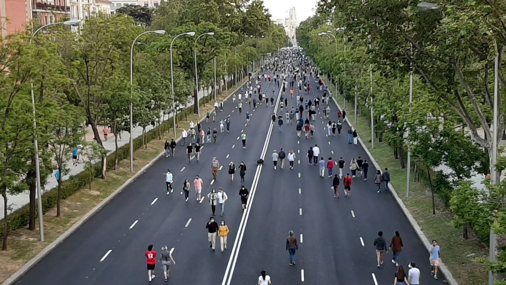 La Castellana se llena de gente tras la peatonalización de 19 kilómetros de calles para pasear en Madrid La Castellana se llena de gente tras la peatonalización de 19 kilómetros de calles para pasear en Madrid
