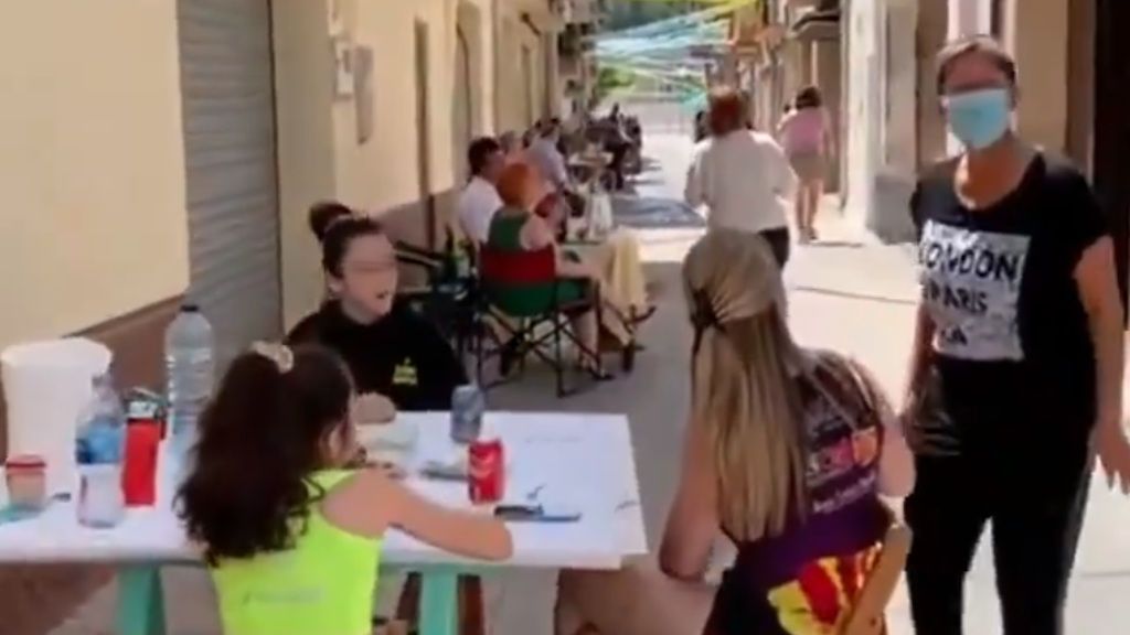 Un alcalde de Lleida organiza un vermut en la calle con sus vecinos en pleno confinamiento Un alcalde de Lleida organiza un vermut en la calle con sus vecinos en pleno confinamiento