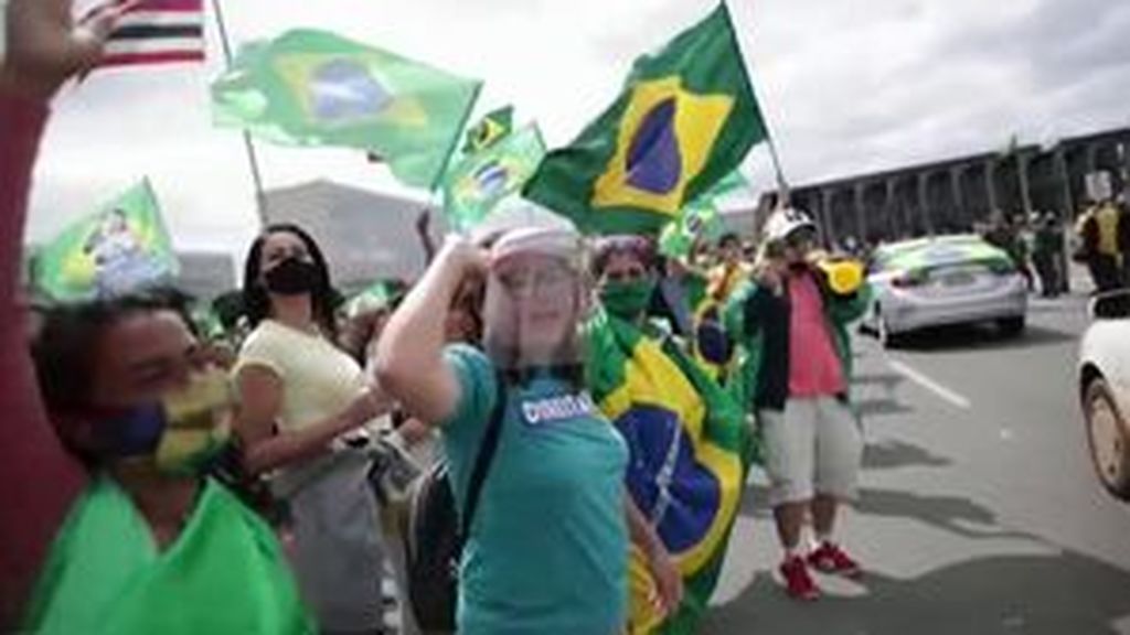 Cientos de partidarios de Bolsonaro se saltan el confinamiento para dar su apoyo al cuestionado presidente