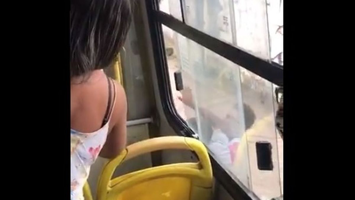 Expulsan a golpes y patadas a una mujer de un autobús: estornudó sin mascarilla