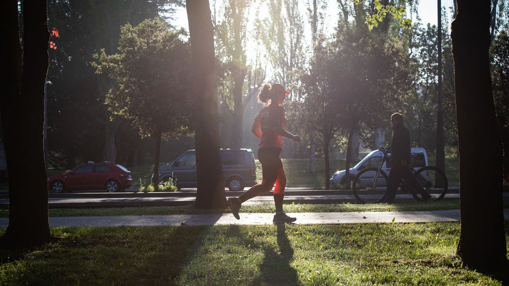 Una mujer sale a correr en el primer día en el que se permite a los mayores de 14 años salir a la calle