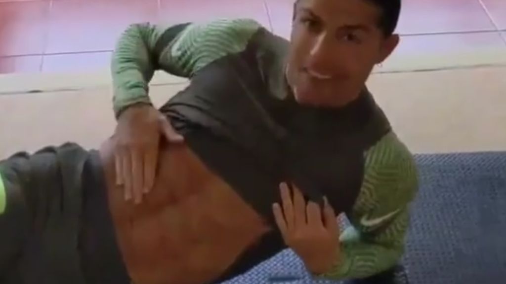 Cristiano enseñando sus abdominales