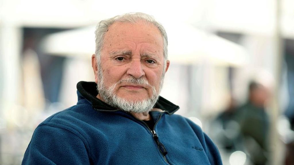 Julio Anguita continúa en estado crítico en la UCI tras sufrir una parada cardiaca el sábado Julio Anguita continúa en estado crítico en la UCI tras sufrir una parada cardiaca el sábado