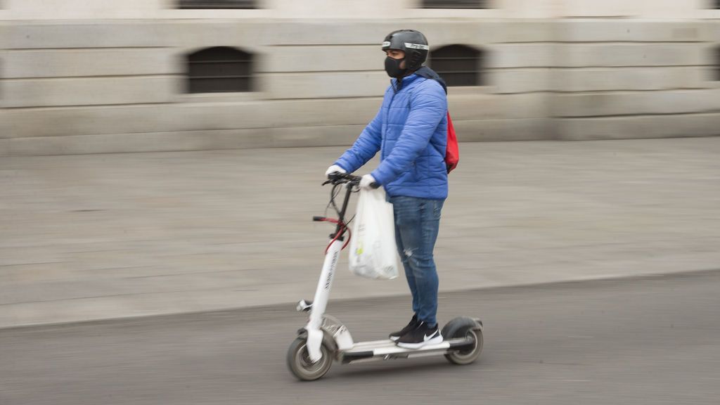 Madrid autoriza la vuelta de los patinetes a las calles y será obligatorio el uso de guantes Madrid autoriza la vuelta de los patinetes a las calles y será obligatorio el uso de guantes