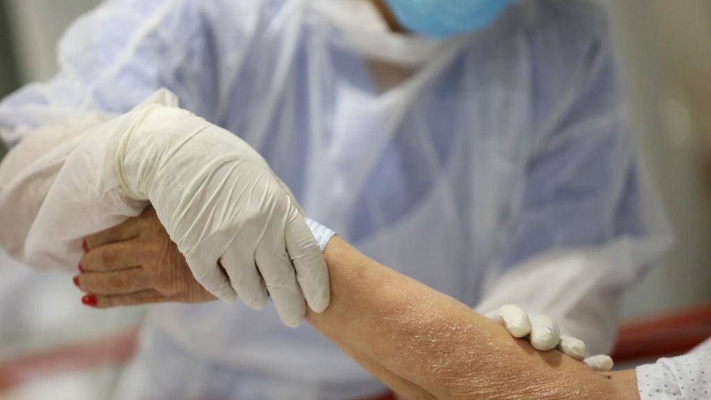 Una sanitaria trata a una paciente de coronavirus Una sanitaria trata a una paciente de coronavirus