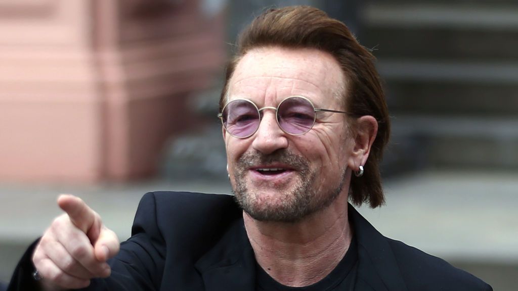 Bono celebra su 60 cumpleaños compartiendo las 60 canciones que le salvaron la vida Bono celebra su 60 cumpleaños compartiendo las 60 canciones que le salvaron la vida