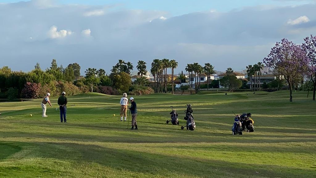 Los campos de golf reabren con más separación entre jugadores, que deberán usar guantes y mascarillas Los campos de golf reabren con más separación entre jugadores, que deberán usar guantes y mascarillas