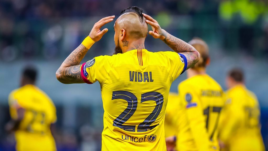 Arturo Vidal echándose las manos a la cabeza
