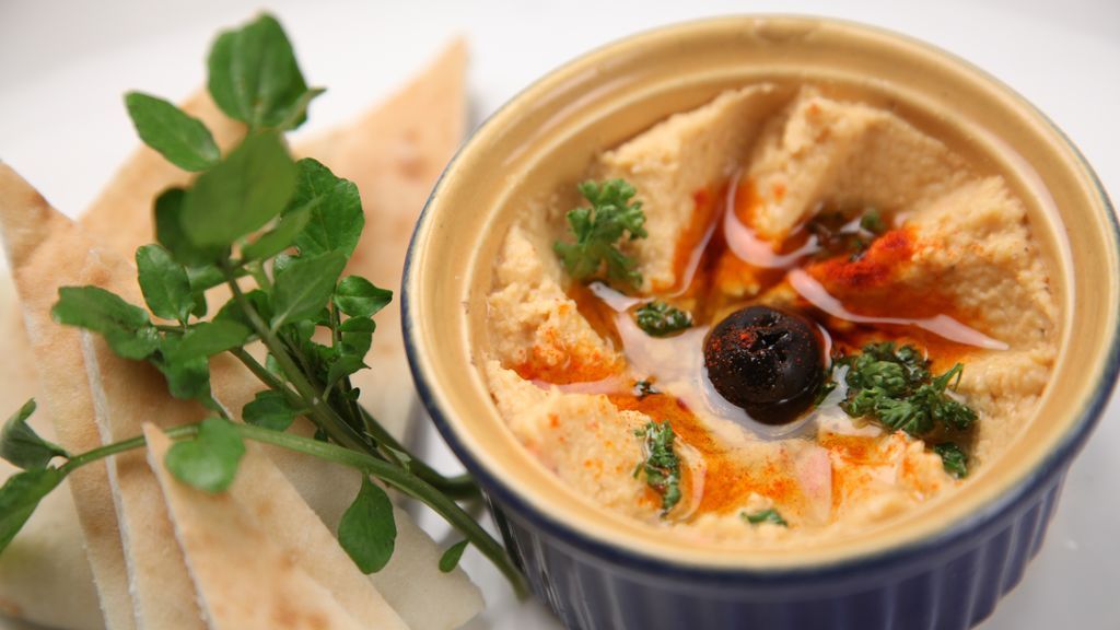 fresh-hummus-and-pita-bread-1618898
