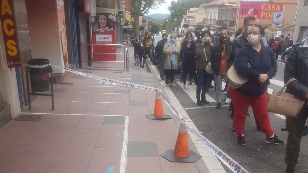 Largas colas para comprar tabaco y alcohol en la parte española de Le Perthus Largas colas para comprar tabaco y alcohol en la parte española de Le Perthus