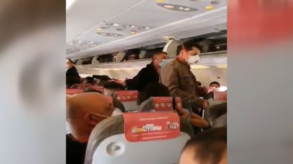 Protestas en un vuelo repleto Madrid- Canarias por no respetar las distancias de seguridad entre pasajeros