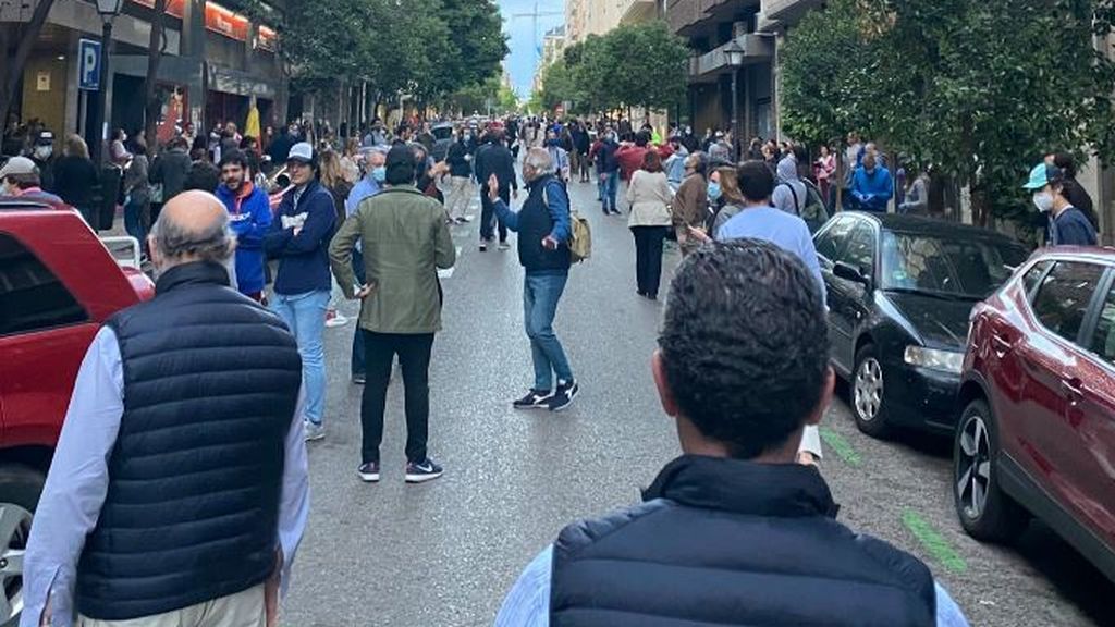 Decenas de personas se saltan el distanciamiento social en Madrid para protestar contra el Gobierno Decenas de personas se saltan el distanciamiento social en Madrid para protestar contra el Gobierno