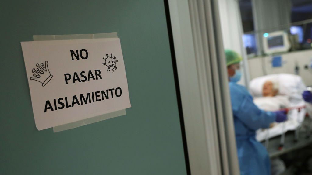 Un cartel en la puerta de una habitación de hospital prohibe el acceso