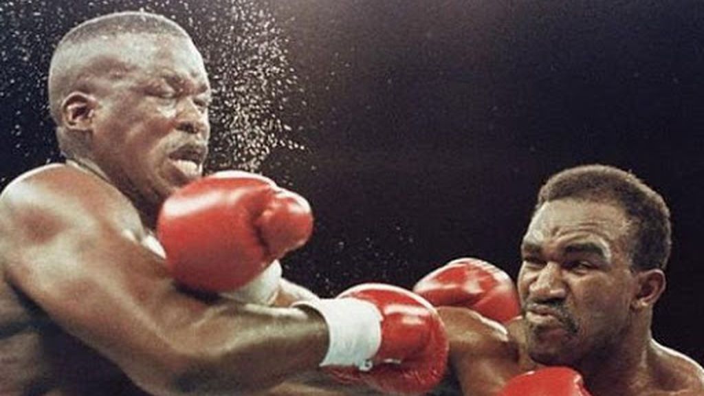 Evander Holyfield dando un golpe de derecha en un combate de boxeo