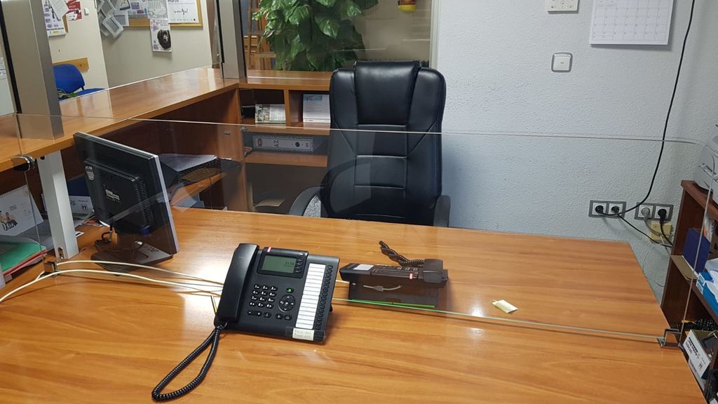 Un pueblo de Granada instala mamparas de metacrilato en sus oficinas para retomar la atención al ciudadano Un pueblo de Granada instala mamparas de metacrilato en sus oficinas para retomar la atención al ciudadano