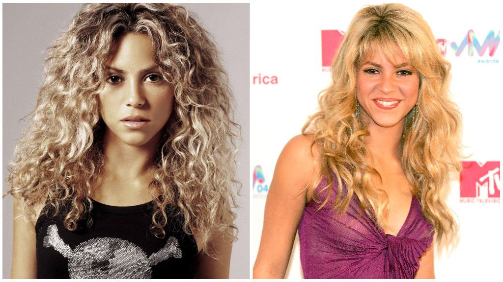 Shakira, con su característica melena rubia, y con flequillo, a la derecha.