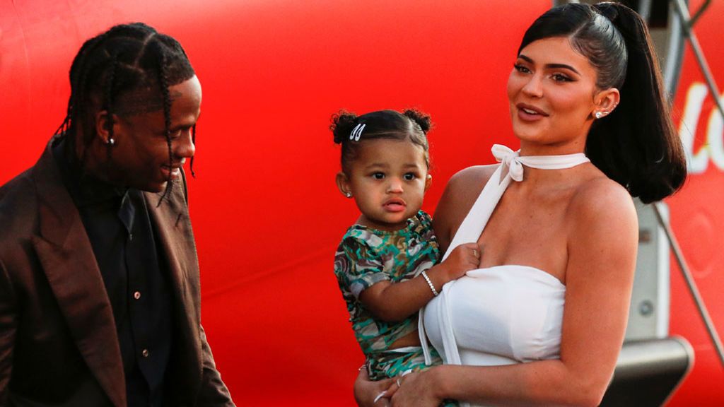 Travis Scott y Kylie Jenner con su hija, Stormi