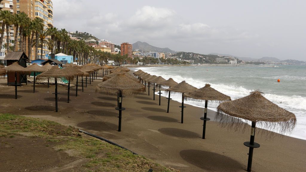 EuropaPress_2726704_vista_playa_malagueta_donde_permanece_cerrada_gobierno_espana_decreto