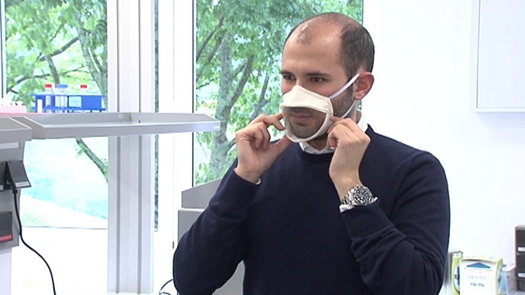 Aitor, probando uno de los prototipos de mascarillas para sordos.