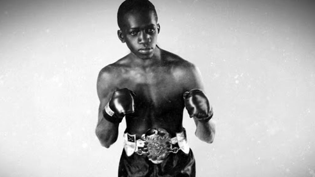 Panamá Al brown posando en una fotograíia antes de un combate de boxeo