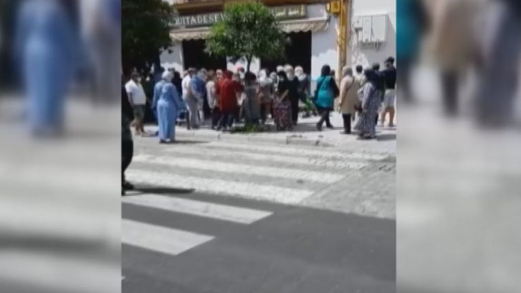 Aglomeraciones en una mezquita de Sevilla