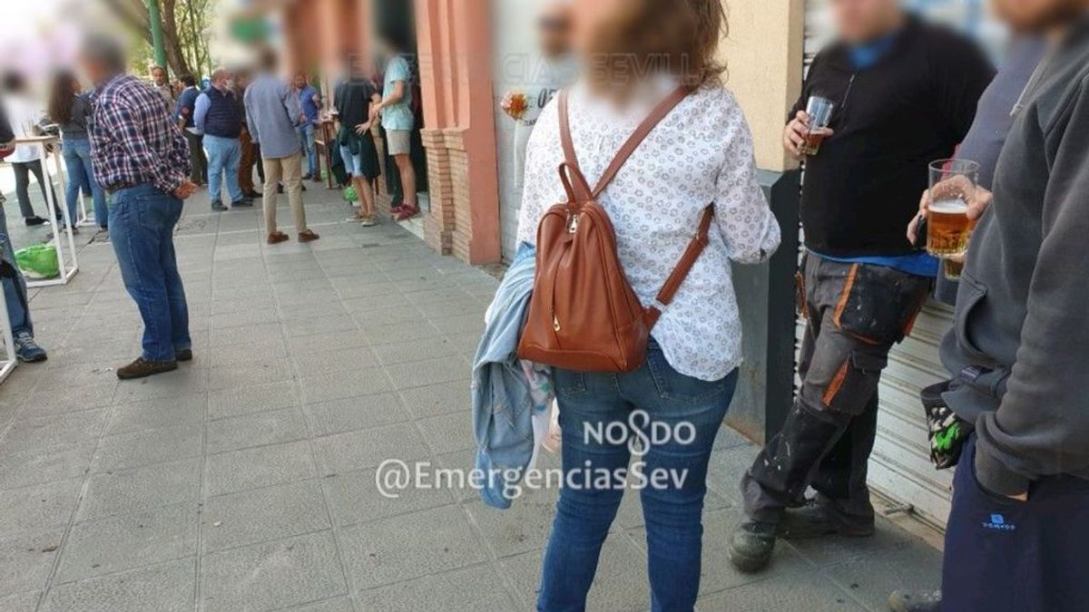 Desalojan un bar de Sevilla con el doble de mesas y la gente agolpada en la puerta