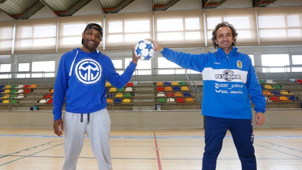 Carliños, histórico jugador del Rías Baixas, deja escrito antes de morir de leucemia su deseo de ser incinerado con su camiseta de fútbol sala Carliños, histórico jugador del Rías Baixas, deja escrito antes de morir de leucemia su deseo de ser incinerado con su camiseta de fútbol sala