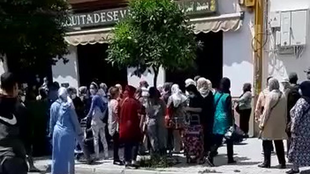 Concentración de personas a las puertas de una mezquita en Sevilla