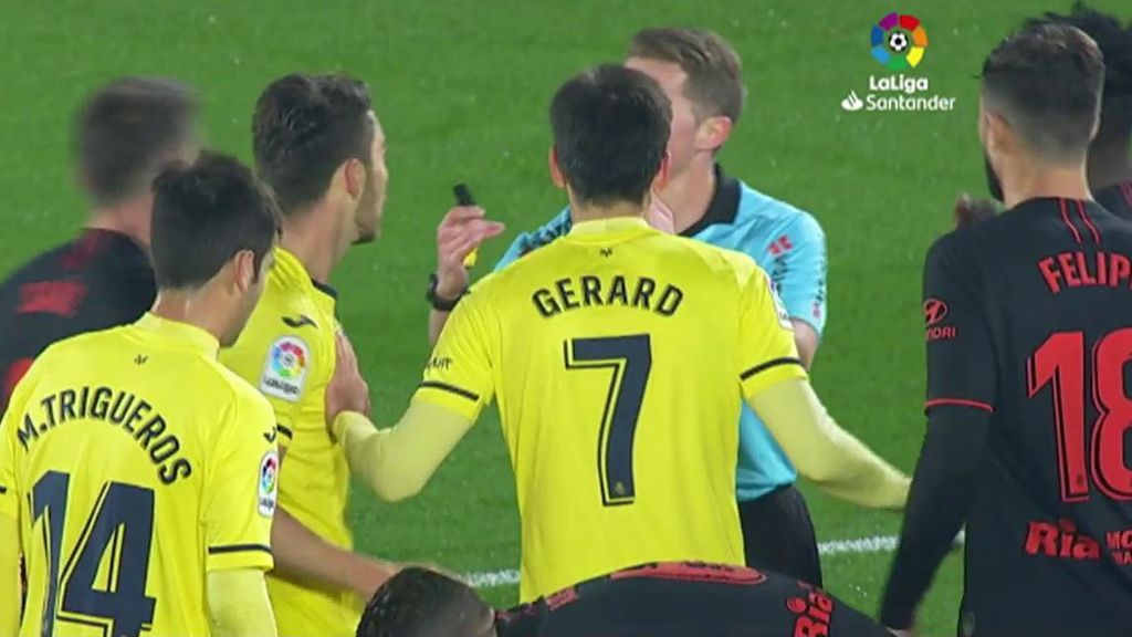 Los jugadores de Villarreal y Atlético protestan al árbitro.
