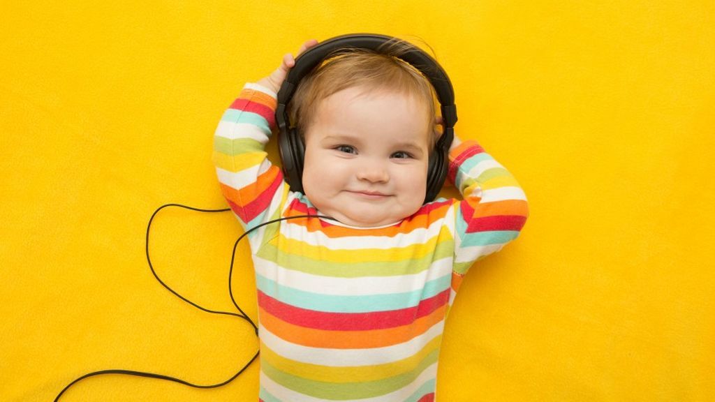 Estos son los beneficios de escuchar música desde bebés.