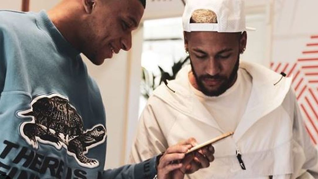 El móvil de oro, valorado en 5.000 euros, de Neymar: un regalo por ganar la Liga francesa El móvil de oro, valorado en 5.000 euros, de Neymar: un regalo por ganar la Liga francesa
