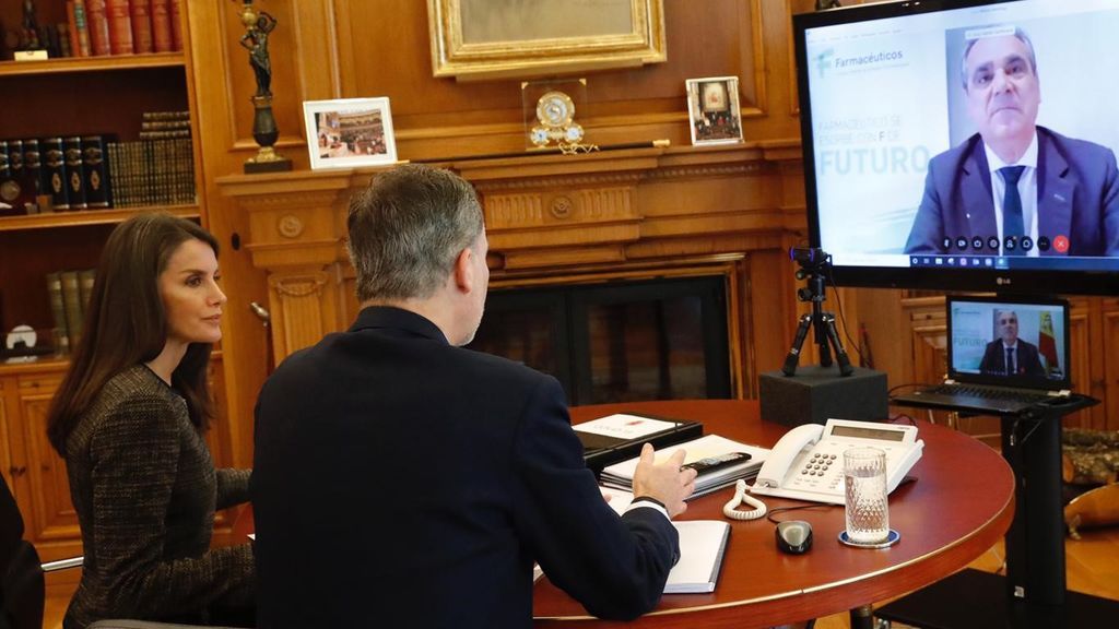 Los Reyes Felipe y Letizia han hablado por videconferencia con el presidente del Consejo General de Farmacéuticos,