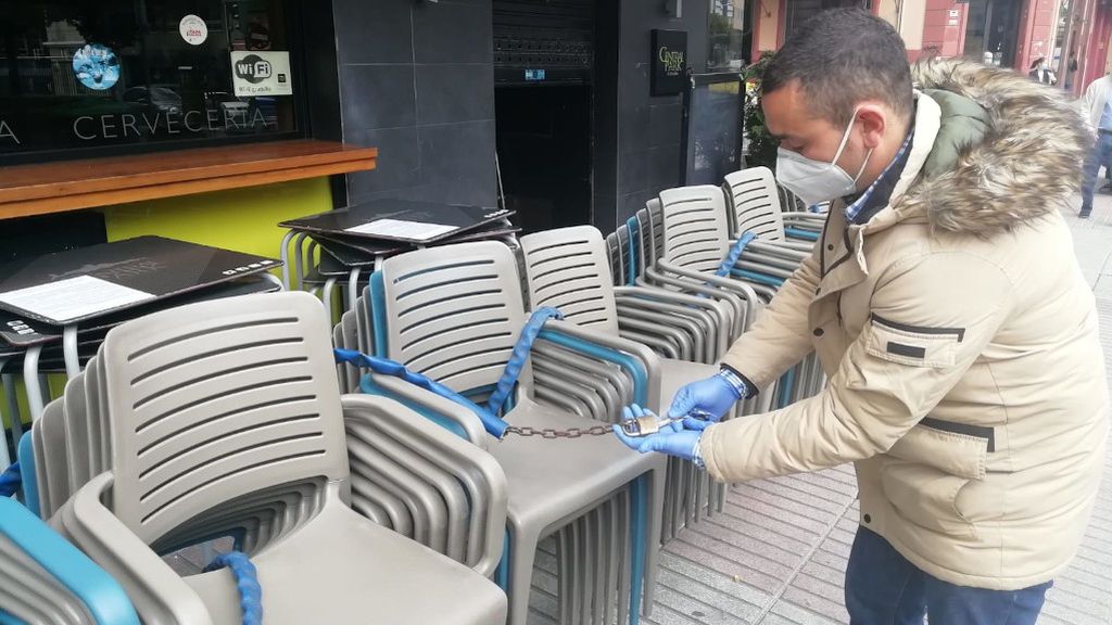 Varios bares de A Coruña cierran sus puertas un día después de abrir por 'responsabilidad y seguridad' Varios bares de A Coruña cierran sus puertas un día después de abrir por 'responsabilidad y seguridad'