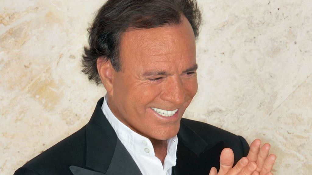 Julio Iglesias nos llena de nostalgia con ‘La vida sigue igual’