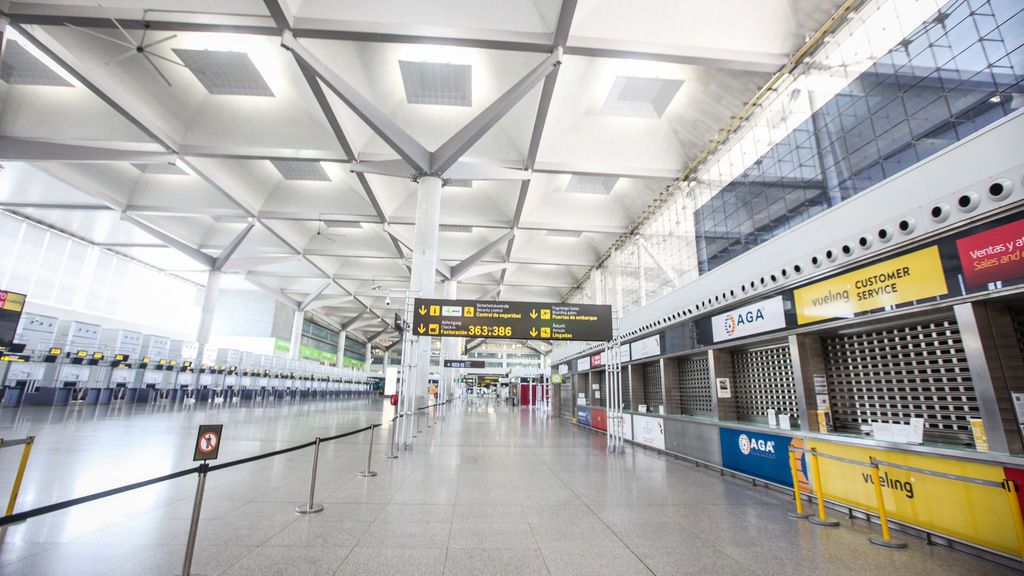 EuropaPress_2881897_23_april_2020_spain_malaga_the_halls_of_malaga_airport_costa_sol_airport_is