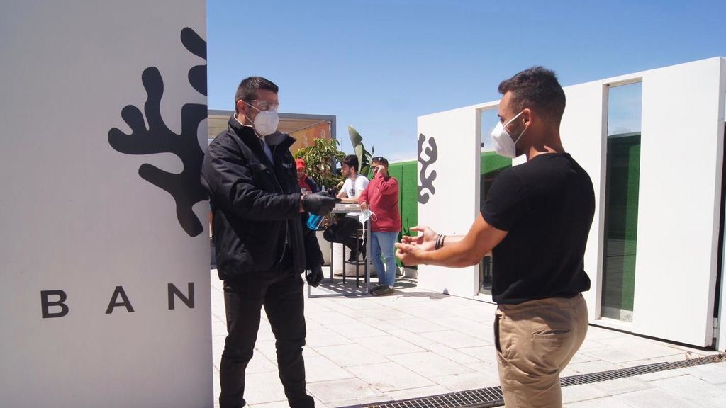 Un controlador de acceso en una terraza de Conil de la Frontera