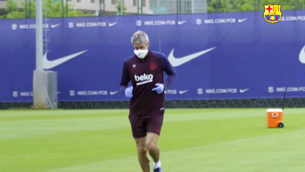 Quique Setién, en un entrenamiento con el Barcelona.