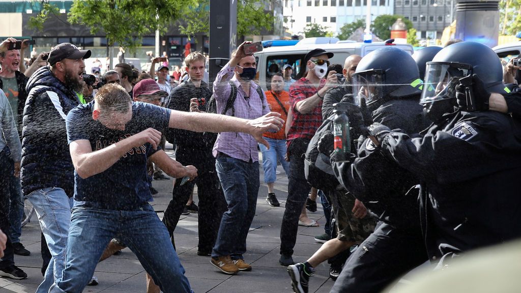 La Policía lanza gas pimienta contra un grupo de manifestantes en Alemania