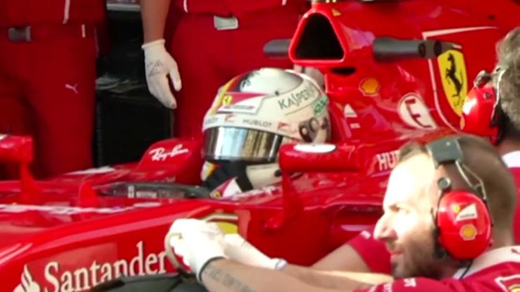 Vettel, en el box de Ferrari.