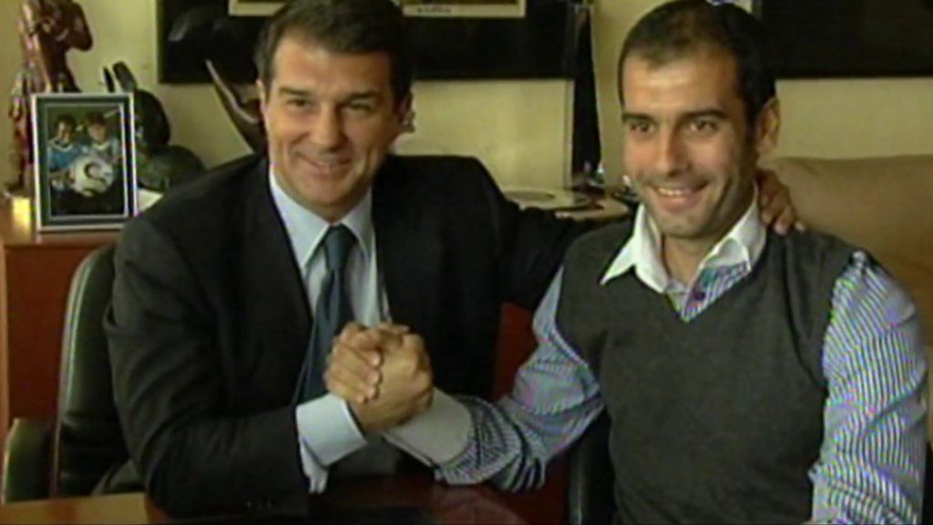 Laporta y Guardiola se chocan la mano durante su etapa en el Barça.