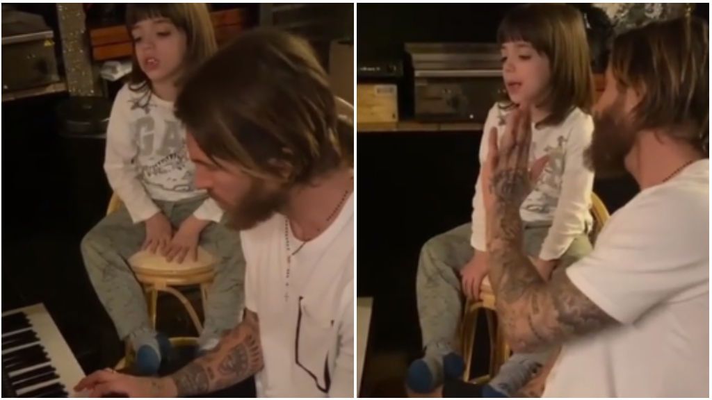 Sergio Ramos toca el piano junto a su hijo mayor.