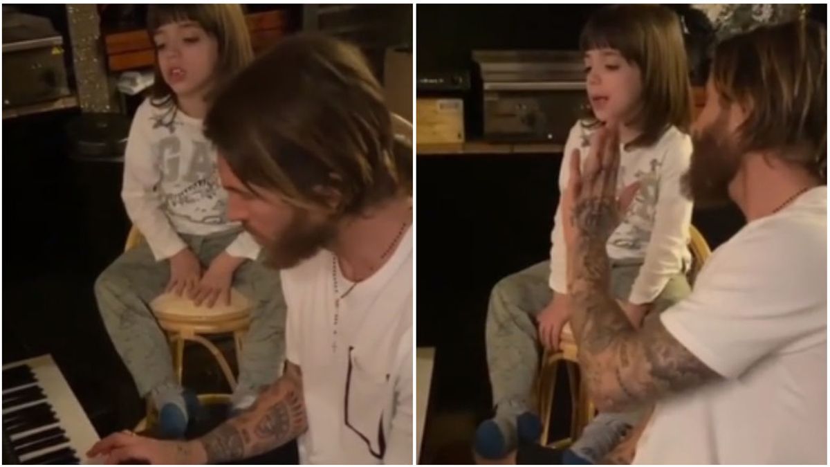 Sergio Ramos toca el piano junto a su hijo mayor.