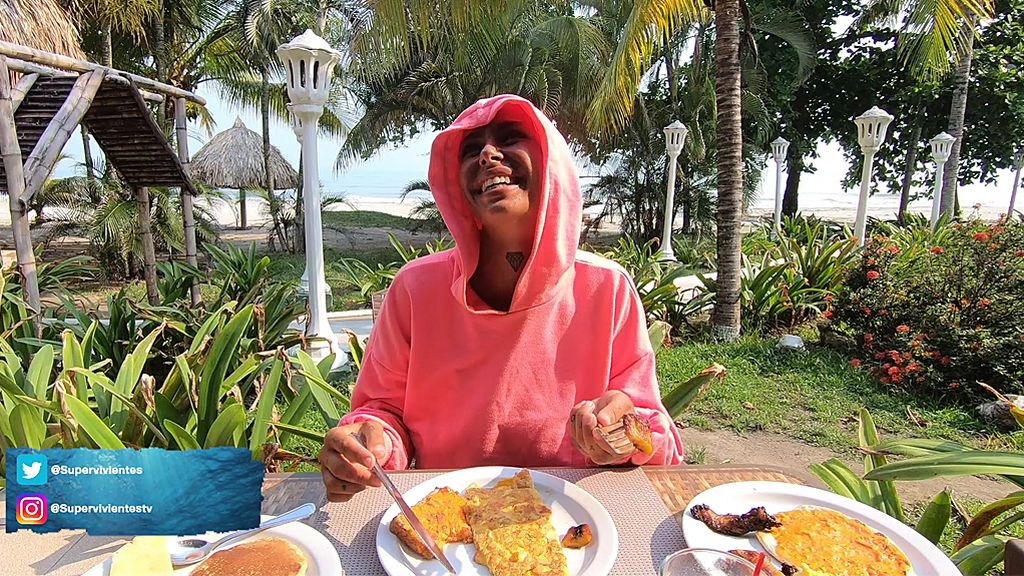 Yiya disfruta de su primer gran desayuno