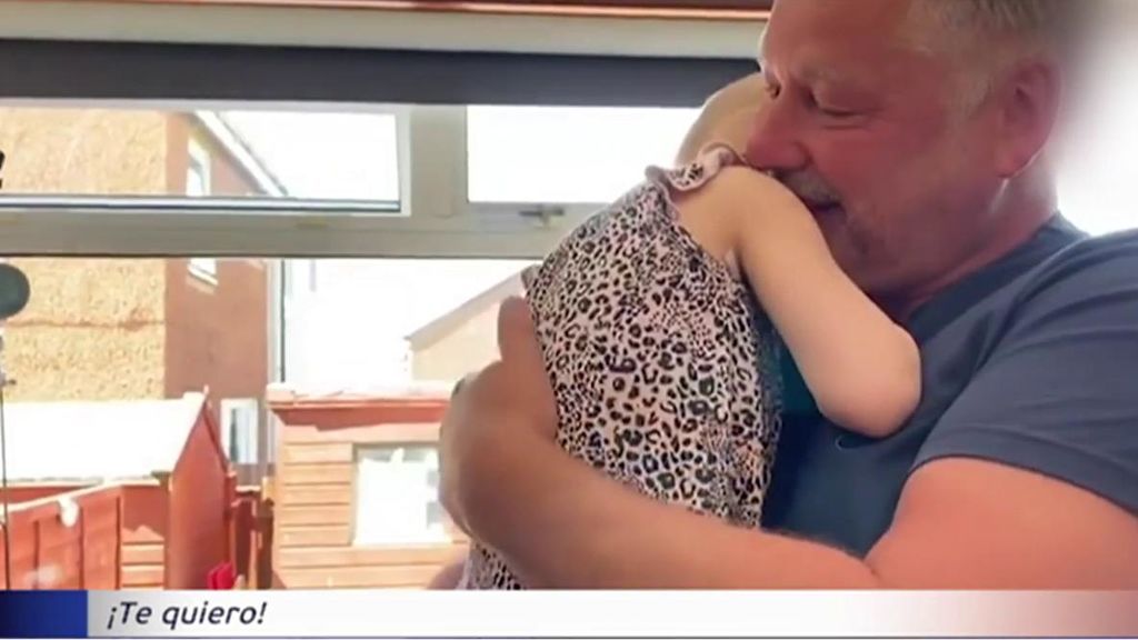 Un padre se reencuentra con su hija, enferma de leucemia, tras pasar meses aislada para no contagiarse de coronavirus