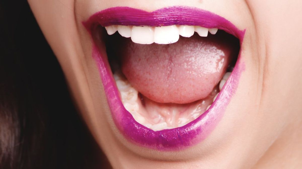 Que no te estropee el primer beso: qué es y cómo acabar con la halitosis