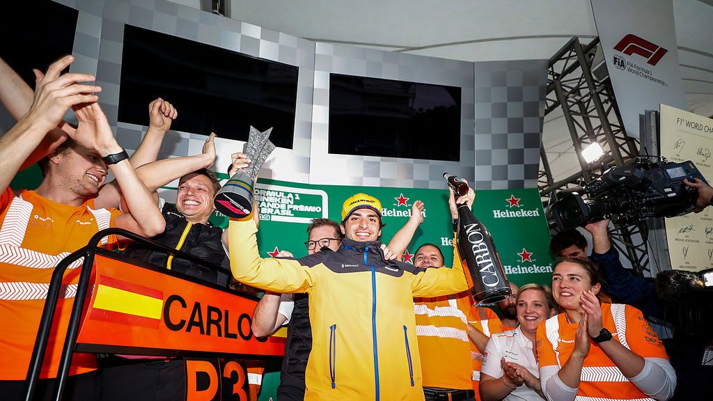 Carlos Sainz en el podio del GP de Brassil 2019