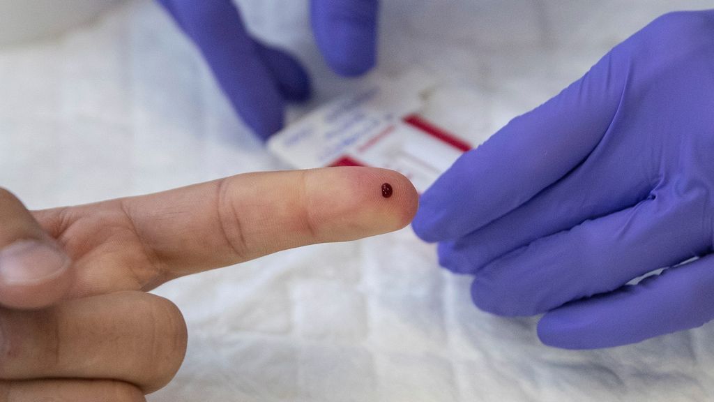Hacer test o no a los trabajadores sanitarios, la cuestión que divide a hospitales y comunidades Hacer test o no a los trabajadores sanitarios, la cuestión que divide a hospitales y comunidades