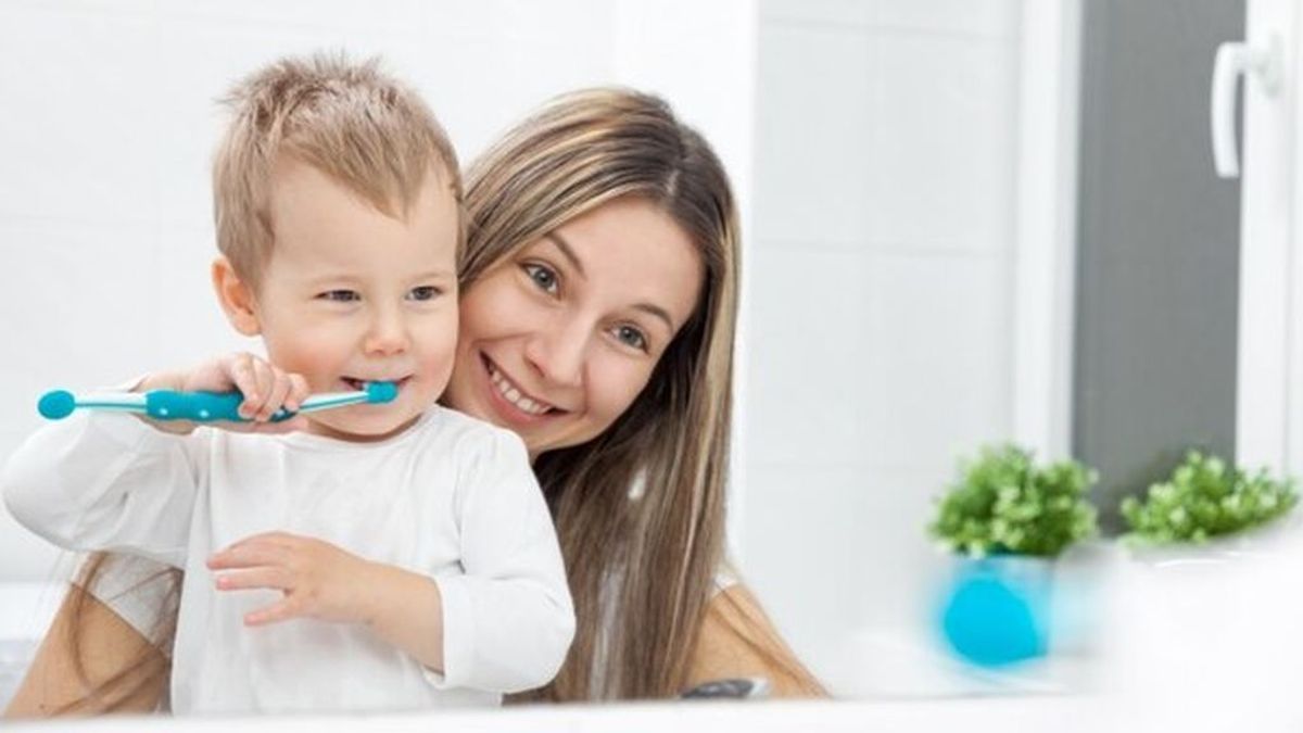 ¿A qué edad se recomienda a los niños cepillarse los dientes?
